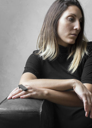 ASTEROID MAXI BLACK RING - Skulpturelt, dristigt og omsluttende design-3