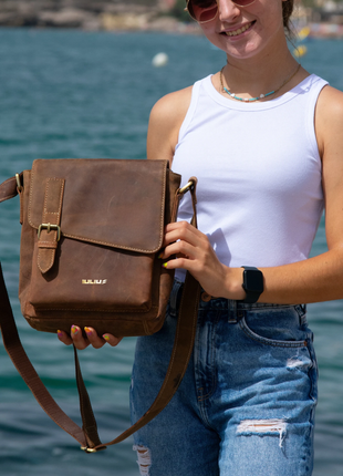 IULIUS crossbodytaske i ægte top grain-læder, brun