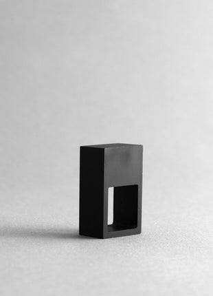 alt
MEGALITH SORT RING - Maxi moderne cementskulpturring - XLchoice
