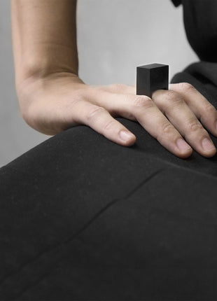 MEGALITH BLACK RING - Maxi moderne skulpturring i cement - XLchoice