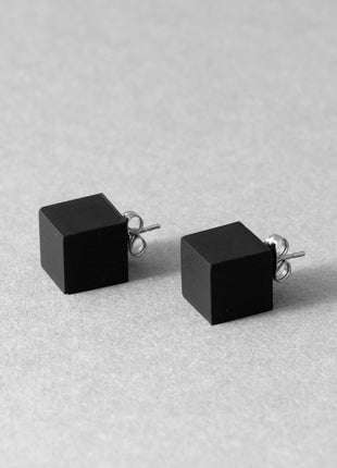 CUBE ØRERINGE – minimalistiske geometriske sorte øreringe-0