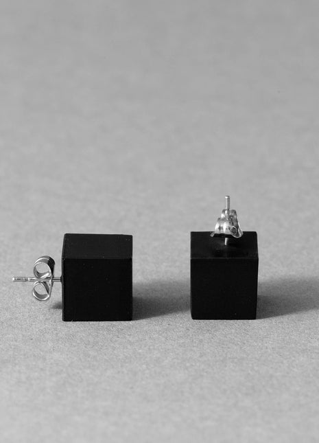 CUBE ØRERINGE – Minimalistiske geometriske sorte øreringe-1