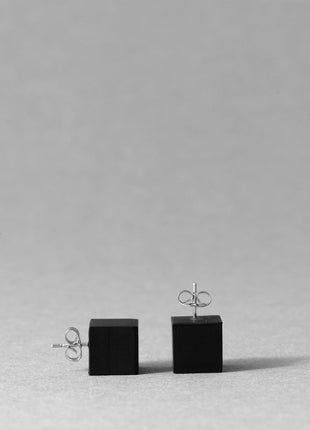CUBE ØRERINGE – Minimalistiske geometriske sorte øreringe-2