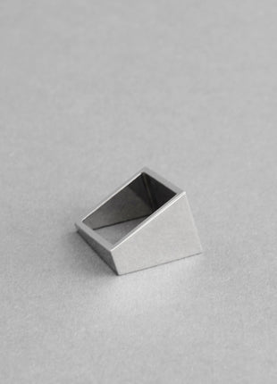 SØLVFARVET FIRKANTET RING – Geometrisk statement-ring i sterlingsølv-1