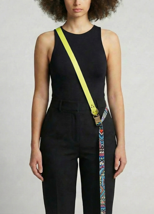 Hænderfri hundesnor Ethnic Vibrance by Woofy til hunde, neongul crossbody-rem med farverigt mønstret væv.
