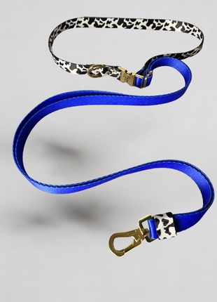 Håndfri hundesnor Blueberry fra Woofy Hund; blå nylonsnor med guldfarvet hardware og løkke med leopardprint, 2 m