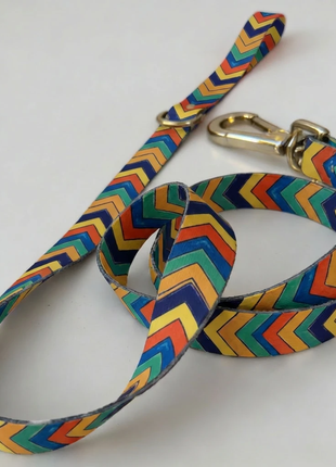 Hundeline Festival med farverigt chevron-mønster, længde 1,1 m