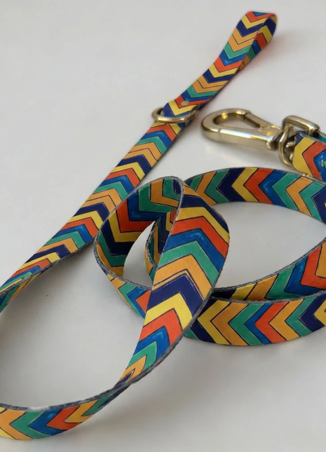 Hundeline Festival med farverigt chevron-mønster, længde 1,1 m